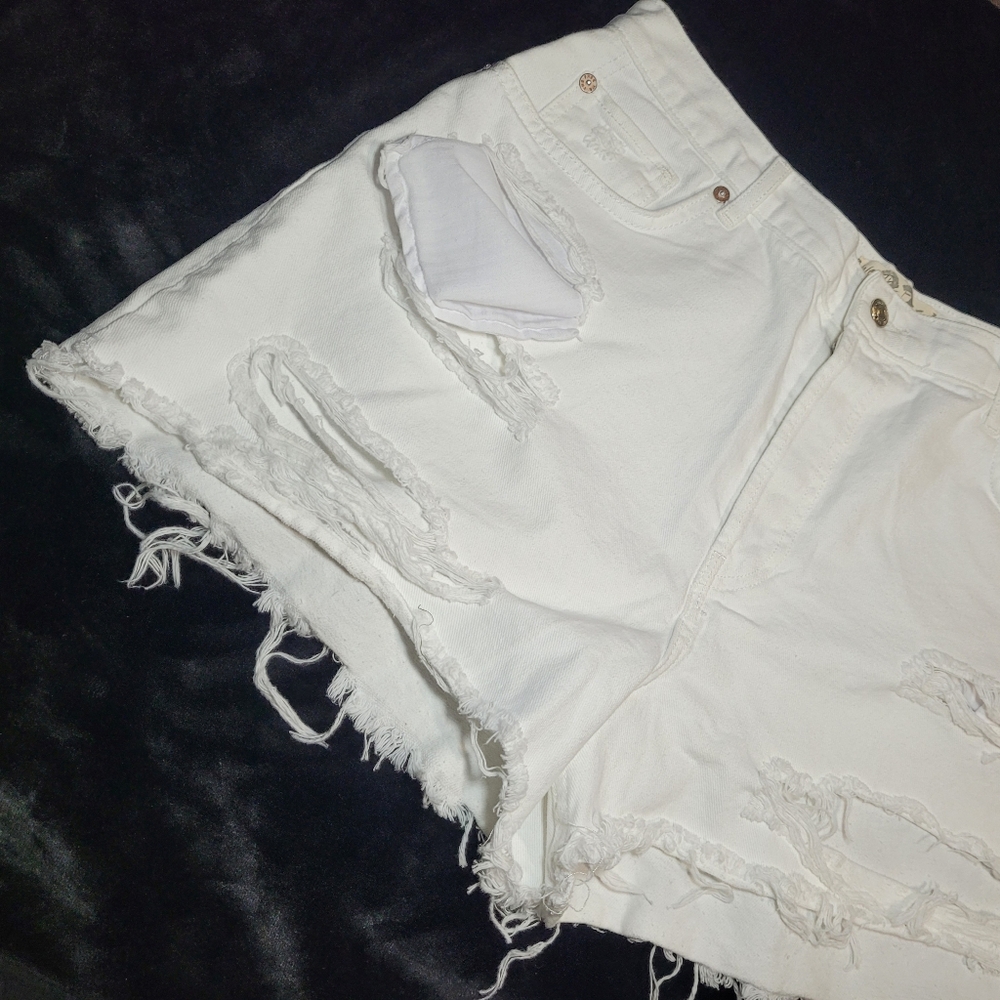 Free People• Optic White Distressed Button-Up Jean Shorts▪︎ Size 32 *NEW* - Picture 4 of 16